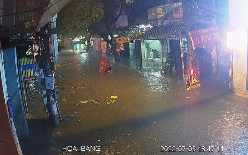 Mưa lớn giờ tan tầm gây ngập úng nhiều khu vực ở Hà Nội -0