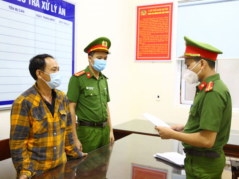 Cơ quan Cảnh sát điều tra tống đạt quyết định khởi tố Nguyễn Tiến Chương. 