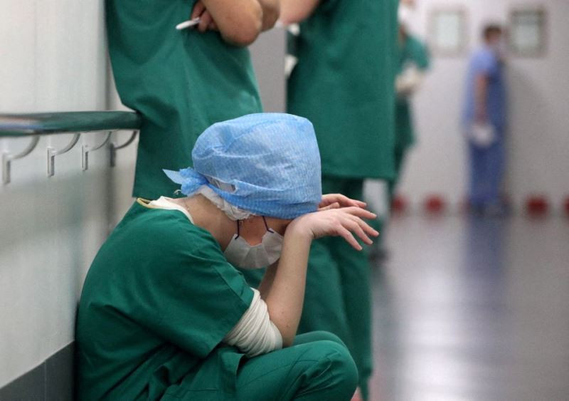 Bác sĩ Ruxandra Divan tranh thủ nghỉ ngơi tại phòng chăm sóc đặc biệt (ICU) điều trị bệnh nhân Covid-19 thuộc Bệnh viện Trung tâm De Colmar, Colmar, Pháp, ngày 15/12/2021. (Ảnh: Reuters) Italia và Pháp bước vào ngày thứ ba liên tiếp ghi nhận số ca mắc Covid-19 mới cao kỷ lục -0
