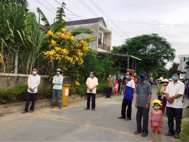 Người dân khu vực xóm 3, thôn Mỹ Huệ 1 vui mừng khi chính quyền địa phương dỡ bỏ lệnh phong tỏa. Dỡ bỏ cách ly khu dân cư ở huyện Bình Sơn, Quảng Ngãi -0