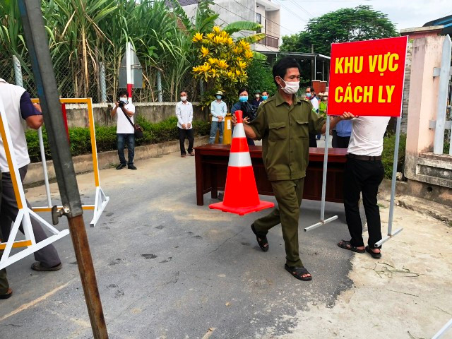 Lực lượng chức năng tháo dỡ rào chắn trên đường vào khu vực xóm 3, thôn Mỹ Huệ 1. Dỡ bỏ cách ly khu dân cư ở huyện Bình Sơn, Quảng Ngãi -0