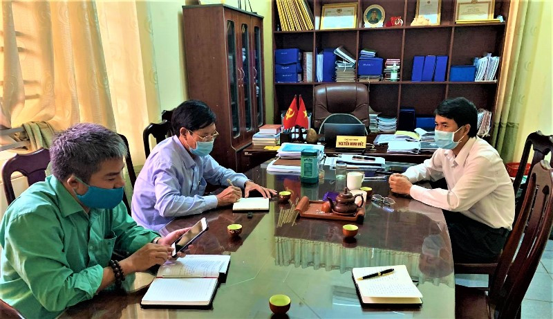 Chủ tịch UBND phường Tân Lập Nguyễn Minh Đức (người ngồi bên phải) trong buổi làm việc với các phóng viên. img_0076.jpg -0