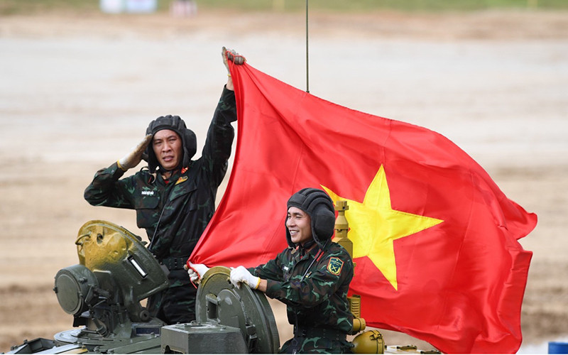 Các chiến sĩ tự hào giương cao Quốc kỳ Việt Nam sau khi hoàn thành xuất sắc bài thi. Ảnh: TRỌNG HẢI/Báo QĐND.