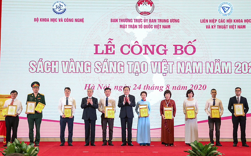 Tôn vinh các tác giả, nhóm tác giả tại buổi lễ. Sách vàng sáng tạo Việt Nam năm 2020 vinh danh 75 công trình, giải pháp khoa học -0