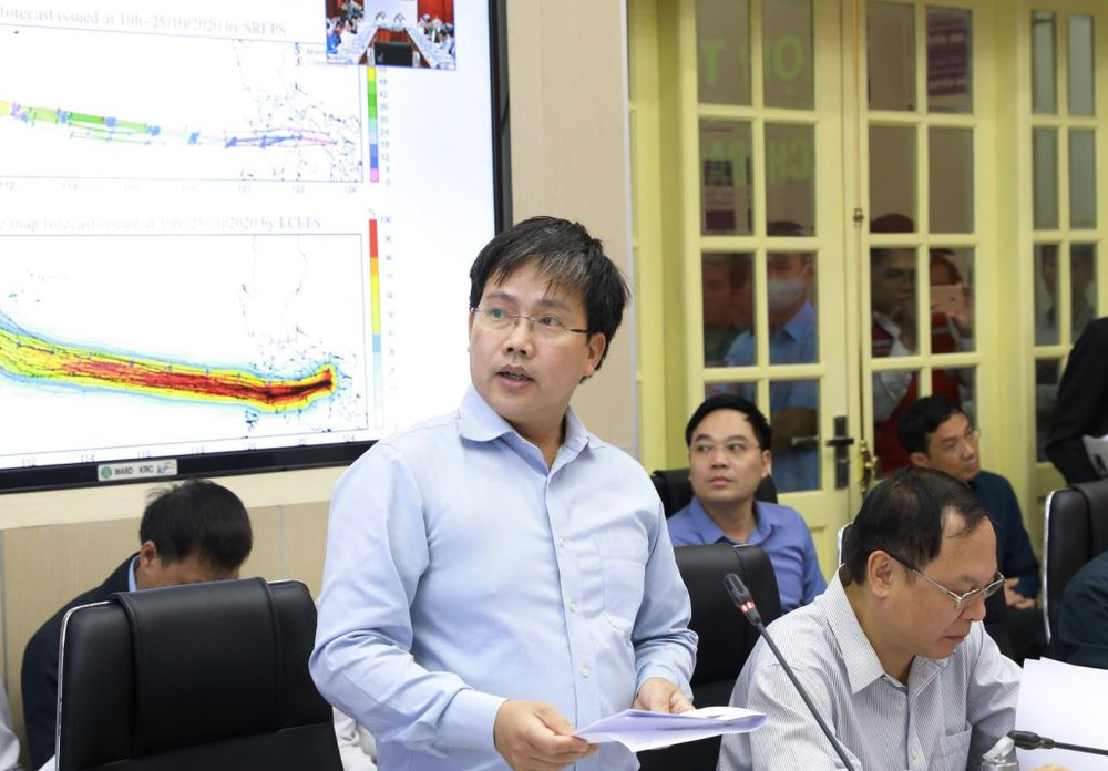 Giám đốc Trung tâm Dự báo khí tượng thủy văn Quốc gia Mai Văn Khiêm. Nâng cấp cảnh báo, sơ tán hơn 1,2 triệu người để ứng phó bão số 9 -0