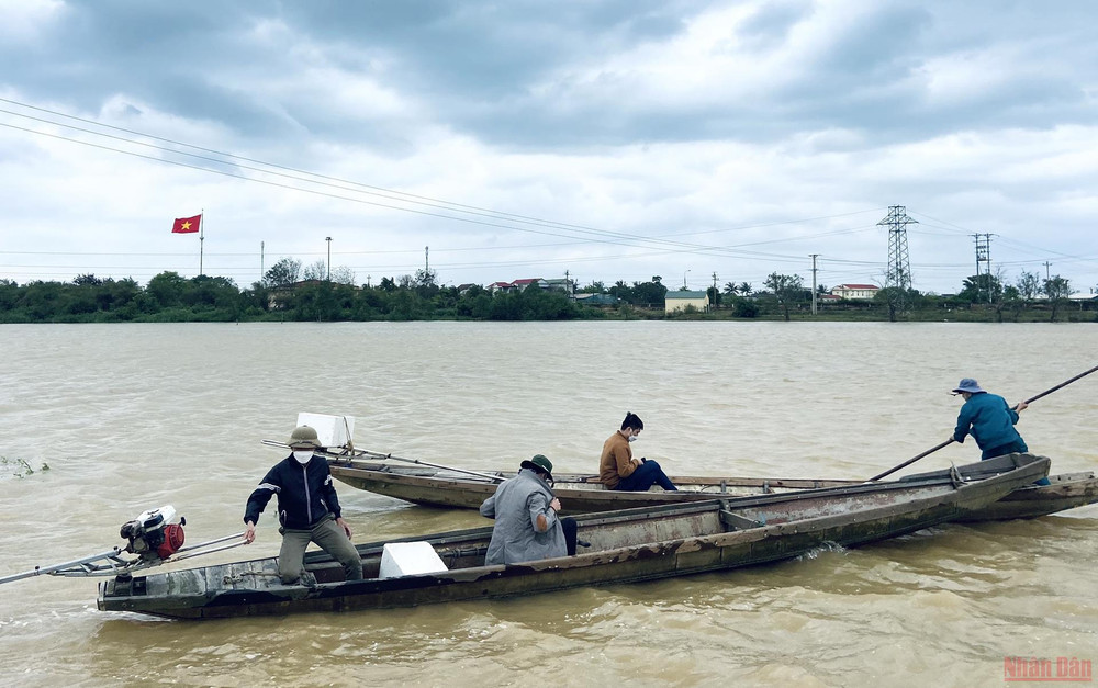 Ekip sản xuất tác nghiệp tại sông Bến Hải, tỉnh Quảng Trị. (Ảnh: Truyền hình Nhân dân) Ekip sản xuất tác nghiệp tại sông Bến Hải, tỉnh Quảng Trị. (Ảnh: Truyền hình Nhân dân)