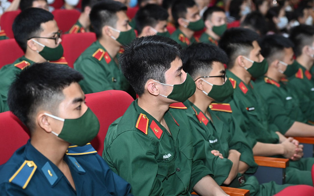 Các chiến sĩ trẻ theo dõi Chương trình nghệ thuật Chung một dòng sông. Đông đảo khán giả tham dự chương trình nghệ thuật “Chung một dòng sông” -0