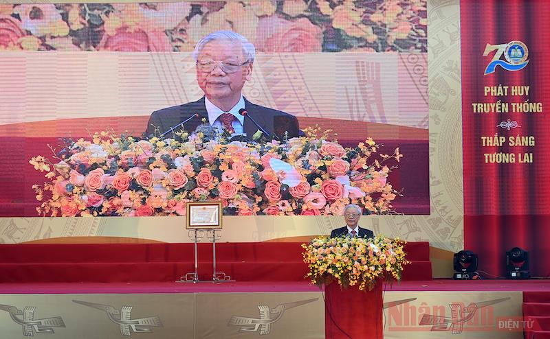 Tổng Bí thư, Chủ tịch nước Nguyễn Phú Trọng phát biểu tại lễ kỷ niệm. Tổng Bí thư, Chủ tịch nước Nguyễn Phú Trọng dự Lễ kỷ niệm 70 năm thành lập Trường Nguyễn Gia Thiều -0