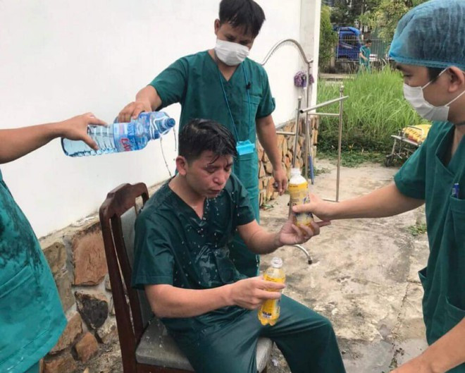 Cán bộ Trung tâm Cấp cứu 115 mất nước, sốc nhiệt. Cuộc chiến này còn rất dài, nhưng cần phải thắng -0