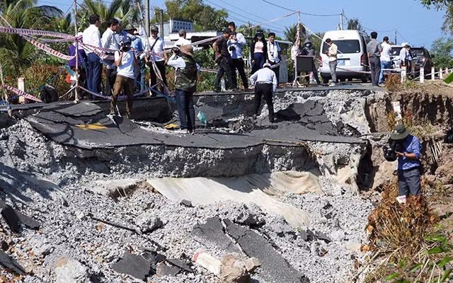  Sụp, lún nghiêm trọng trên tuyến Tắc Thủ - Vàm Đá Bạc khiến giao thông về xã Khánh Bình Tây bị cô lập.