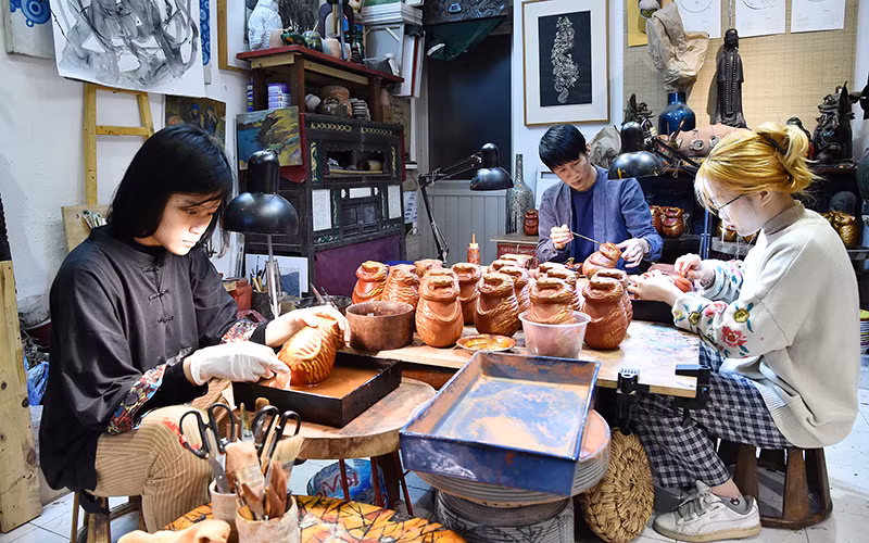 Các họa sĩ của Lamphong Studio hoàn thiện sản phẩm để giao cho khách hàng. Ảnh: MỸ HÀ 