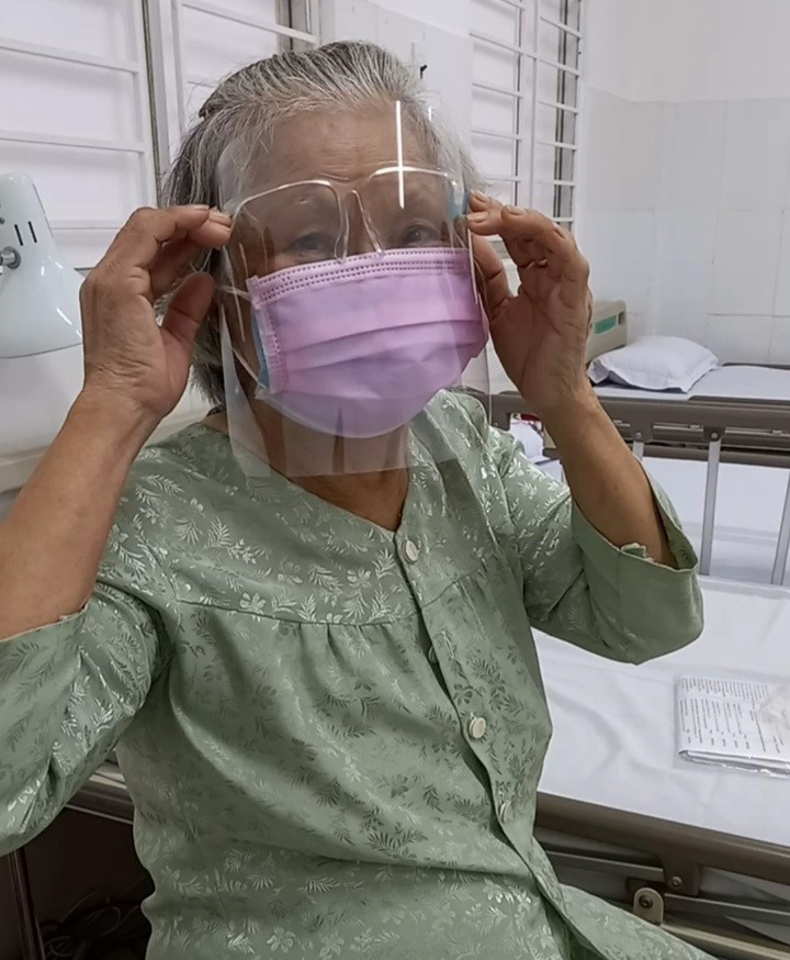 Mắc hàng loạt bệnh nền, bà Đặng Thị Hạnh phấn khởi khi được đi tiêm chủng. Tiêm chủng an toàn cho người cao tuổi, người nhiều bệnh nền -0