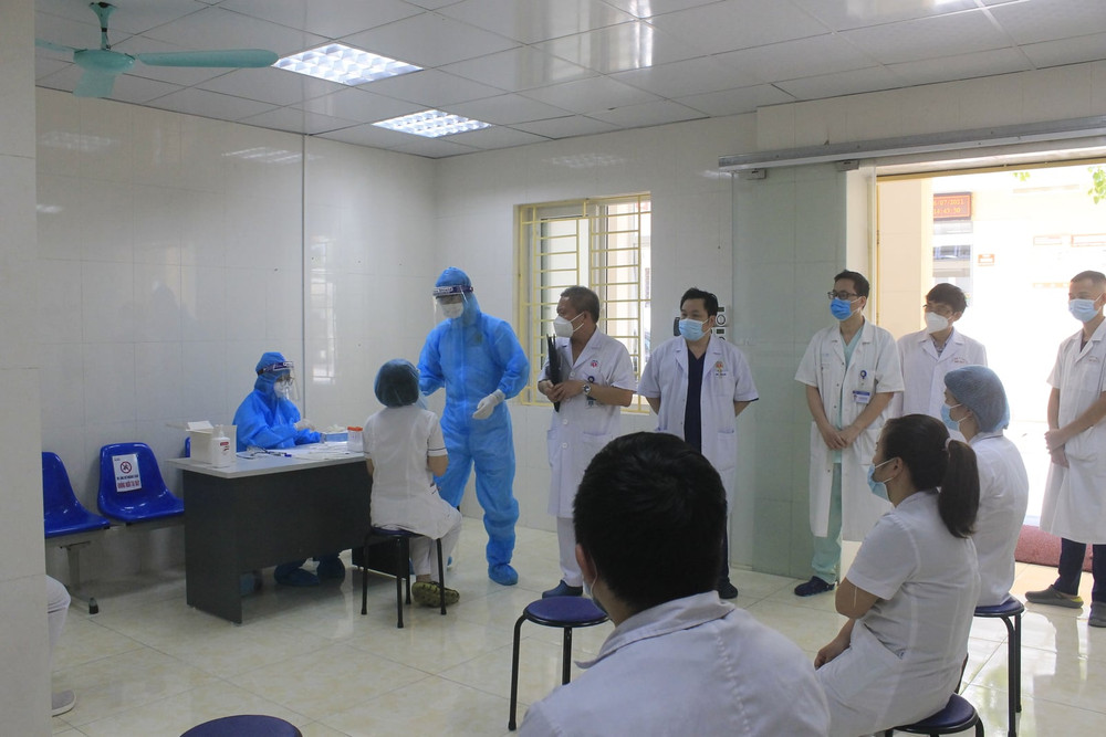 Các bác sĩ Bệnh viện E xét nghiệm Covid-19 trước khi lên đường hỗ trợ TP Hồ Chí Minh chống dịch. Diễn biến F0 trở nặng nhanh, phác đồ điều trị Covid-19 có nhiều thay đổi -0