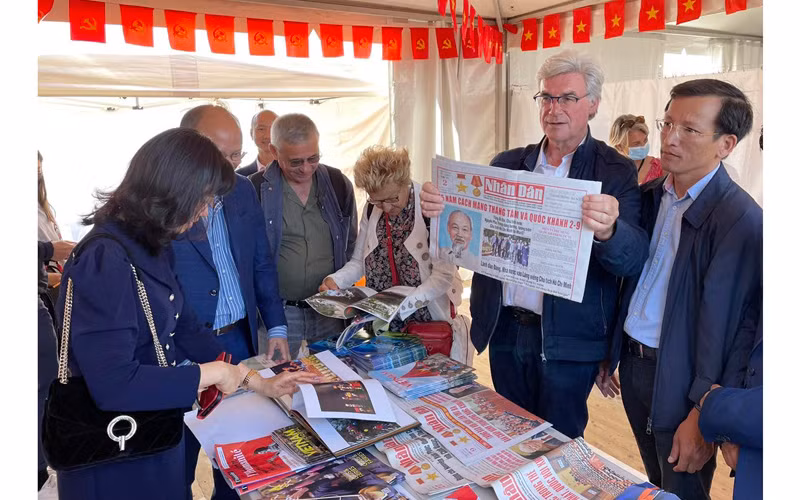 Giám đốc báo Nhân đạo Patrick Le Hyaric (thứ 2 từ phải) nhận xét, các ấn phẩm của báo Nhân Dân có nhiều đổi mới rất ấn tượng.