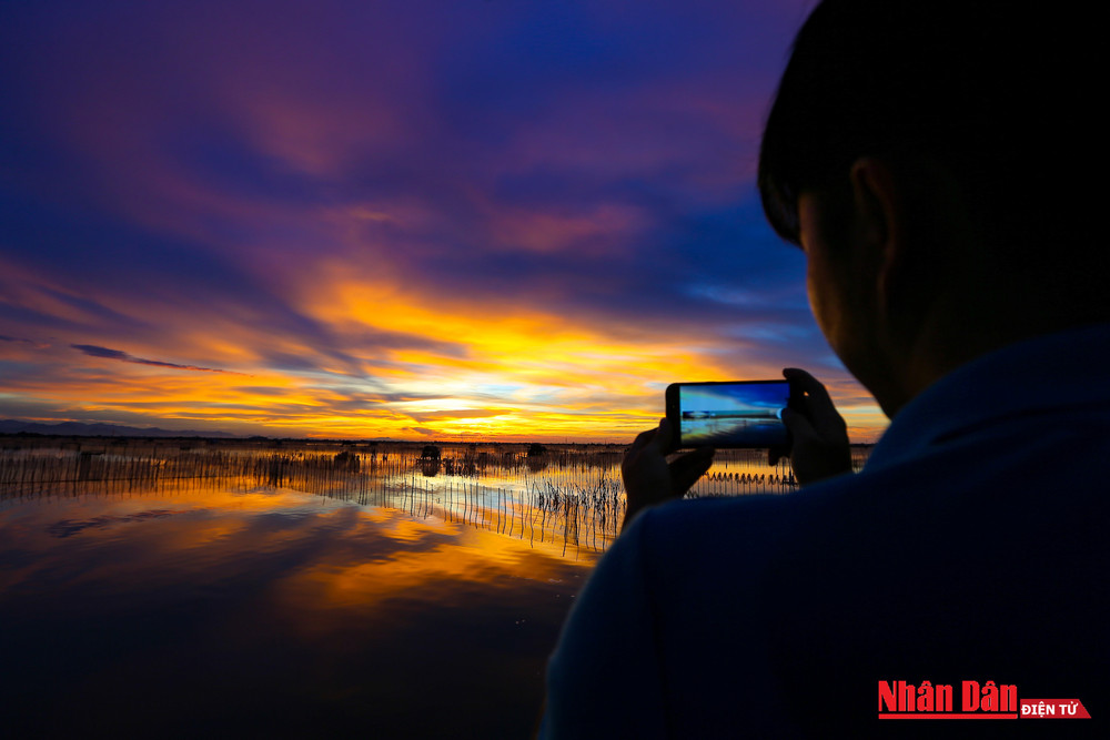 Rất nhiều các nhiếp ảnh gia đã dành nhiều thời gian để “săn” những bức ảnh đẹp ở phá Tam Giang. Hoàng hôn tuyệt đẹp trên phá Tam Giang -0
