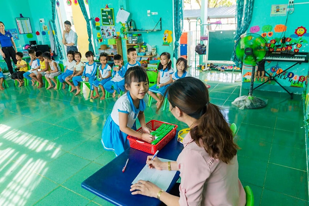 Cô Lê Thị Tường Vy, Hiệu trưởng trường mầm non Hoa Hồng (Quảng Ngãi) chia sẻ: “85% học sinh tại trường là người đồng bào, nhiều em chưa có cơ hội tiếp xúc với sữa nên khi chương trình được triển khai, các em đồng loạt được uống sữa và tham gia các hoạt động tại lớp nên rất vui. Phụ huynh khi nghe con được uống sữa tại trường cũng phấn khởi vì con em được chăm lo dinh dưỡng tại trường chu đáo thông qua chương trình Sữa học đường". 10-1593600877393.jpg