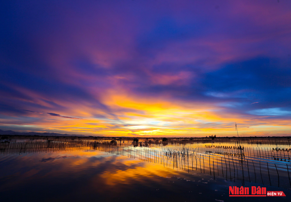 Vùng đầm phá mênh mông này từng được biết đến như một vùng quê nghèo khó. Hoàng hôn tuyệt đẹp trên phá Tam Giang -0