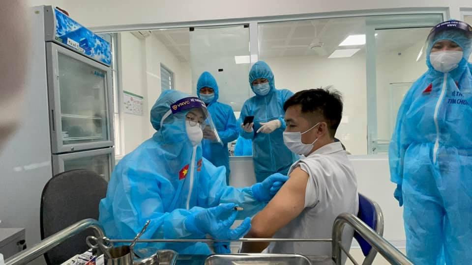 TS Kidong Park khuyến cáo cần phải có sự theo dõi sát, kiểm tra sau khi tiêm vaccine 48 giờ. 5785a9e53e0fcd51941e-1615175388391.jpg