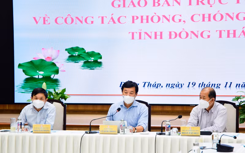 Bí thư Tỉnh ủy Đồng Tháp Lê Quốc Phong phát biểu chỉ đạo Hội nghị giao ban trực tuyến công tác phòng, chống dịch Covid-19 của tỉnh, tối 19/11. (Ảnh: Hữu Nghĩa)