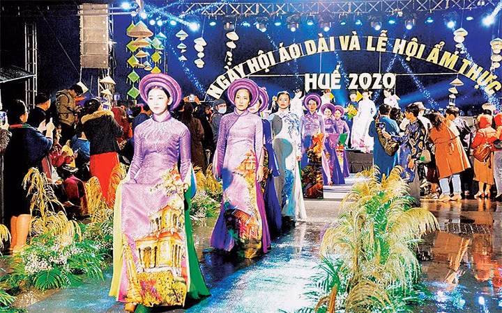 Trình diễn các bộ sưu tập áo dài truyền thống tại Ngày hội. Ảnh: CÔNG HẬU