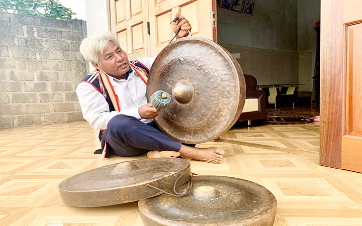 Già làng A Yó biểu diễn cồng chiêng.