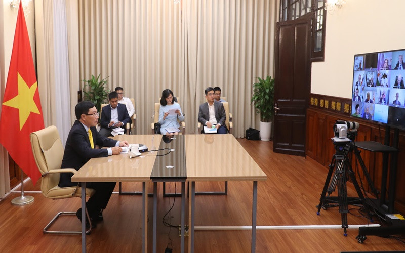 Phó Thủ tướng, Bộ trưởng Ngoại giao Phạm Bình Minh tại đầu cầu Hà Nội. (Ảnh: TTXVN) Phó Thủ tướng, Bộ trưởng Ngoại giao Phạm Bình Minh tham dự Phiên họp trực tuyến cấp cao của HĐBA LHQ -0