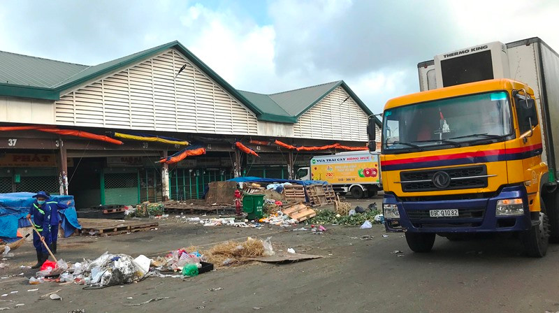 Xe tải vận chuyển nông sản ra khỏi Chợ đầu mối nông sản – thực phẩm Thủ Đức trong sáng 7/7. Tạm đóng cửa Chợ đầu mối nông sản Thủ Đức -0