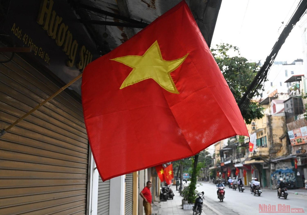 Cờ Tổ quốc tung bay trên các tuyến phố trung tâm Hà Nội. Đường phố Hà Nội rực rỡ màu cờ Tổ quốc chào mừng 75 năm Quốc khánh -0