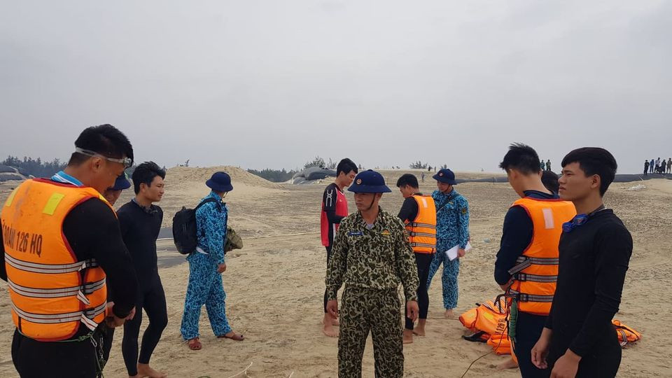 Trực thăng và đặc công cứu thành công tám người mắc kẹt trên tàu Vietship 01 ảnh 12 Tiếp tục cứu chín người mắc kẹt trên tàu Vietship 01 -0