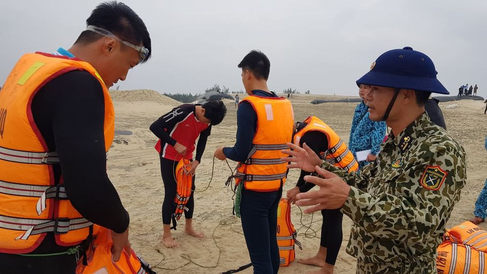 Trực thăng và đặc công cứu thành công tám người mắc kẹt trên tàu Vietship 01 ảnh 13 Tiếp tục cứu chín người mắc kẹt trên tàu Vietship 01 -0