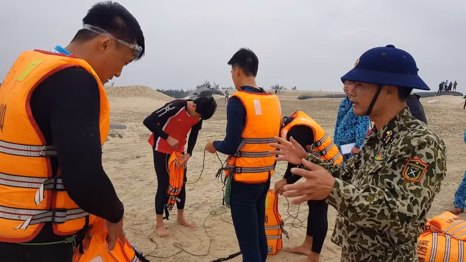 Tiếp tục cứu chín người mắc kẹt trên tàu Vietship 01 -0
