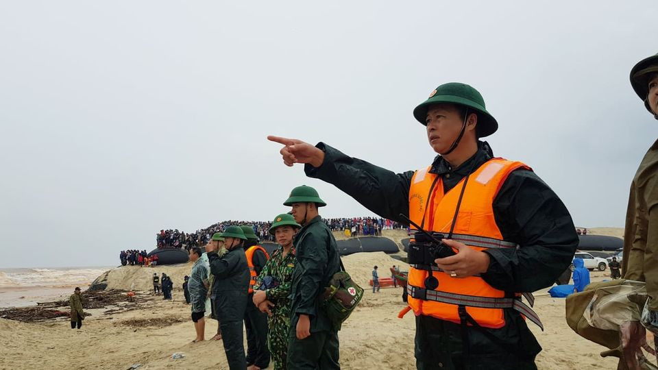 Trực thăng và đặc công cứu thành công tám người mắc kẹt trên tàu Vietship 01 ảnh 11 Tiếp tục cứu chín người mắc kẹt trên tàu Vietship 01 -0