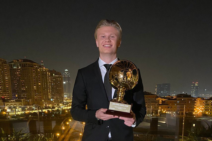 Halland hạnh phúc với chiếc Cúp Golden Boy 2020. ‘Máy ghi bàn’ Haaland nhận giải Golden Boy -0