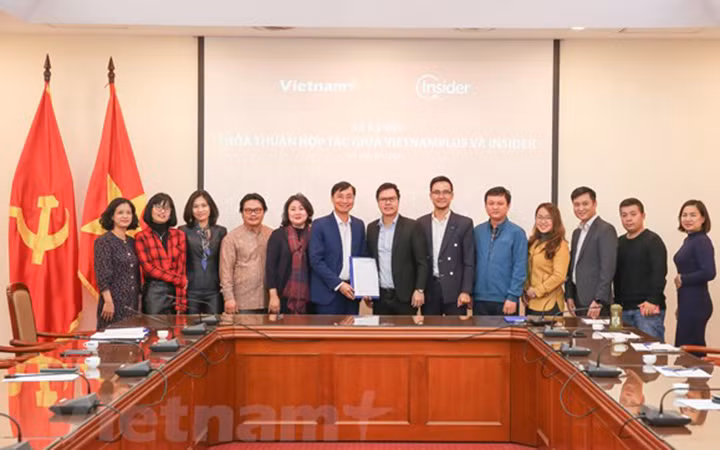 Đại diện báo điện tử VietnamPlus, Trung tâm kỹ thuật Thông tấn (thuộc TTXVN) và đại diện công ty Insider tại lễ ký kết thỏa thuận hợp tác. Ảnh: Lê Minh Sơn