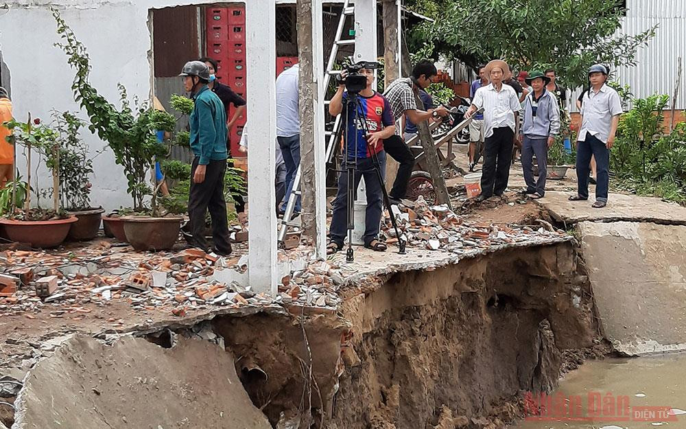 Hiện trường điểm sạt lở đã sát vào nhà dân Mưa lớn gây sạt lở đường giao thông nông thôn ở Sóc Trăng -0