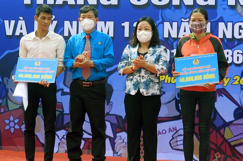 Đồng chí Cao Thị Hòa An, Phó Bí thư Thường trực Tỉnh ủy, Chủ tịch HĐND tỉnh Phú Yên trao tiền hỗ trợ xây nhà mái ấm công đoàn cho các đoàn viên khó khăn về nhà ở.