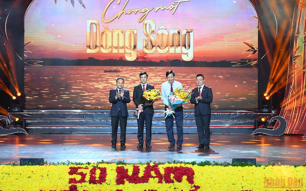 Tổng Biên tập Báo Nhân Dân Lê Quốc Minh và Phó Tổng Biên tập Đinh Như Hoan tặng hoa đại diện các nhà tài trợ chương trình. (Ảnh: ĐĂNG KHOA) Chương trình nghệ thuật đặc biệt “Chung một dòng sông” -0