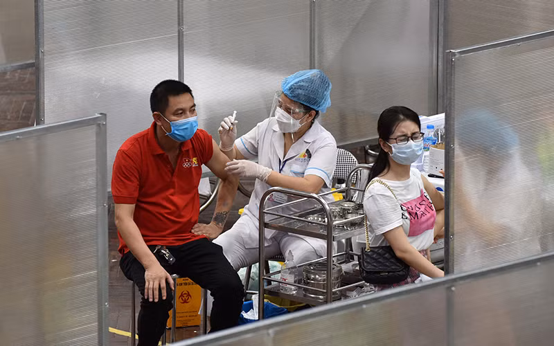 Tiêm vắc-xin phòng Covid-19 cho người dân Thủ đô Hà Nội. Ảnh: TRẦN HẢI