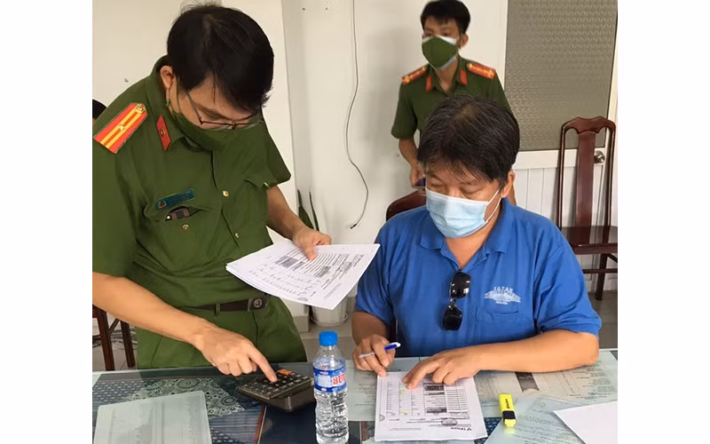 Nguyễn Xuân Quan tại cơ quan công an. (Ảnh: Công an thành phố Cần Thơ)