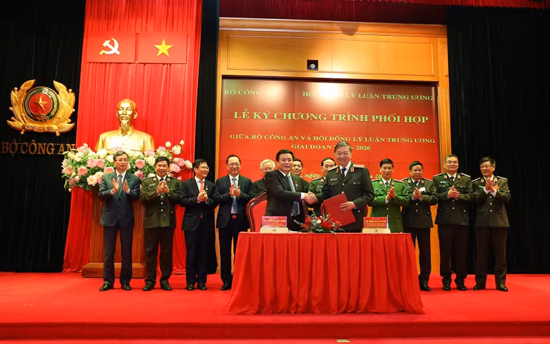 Bộ Công an và Hội đồng Lý luận Trung ương ký kết Chương trình phối hợp giai đoạn 2021-2026 (Ảnh: Lê Tú).