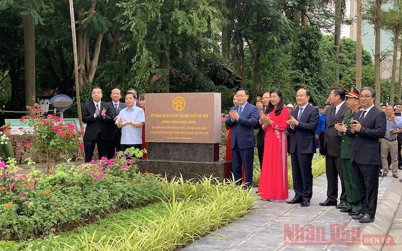 Các đồng chí lãnh đạo và đại biểu thực hiện nghi thức gắn biển công trình. Khánh thành cậu vượt thấp hồ Linh Đàm -0