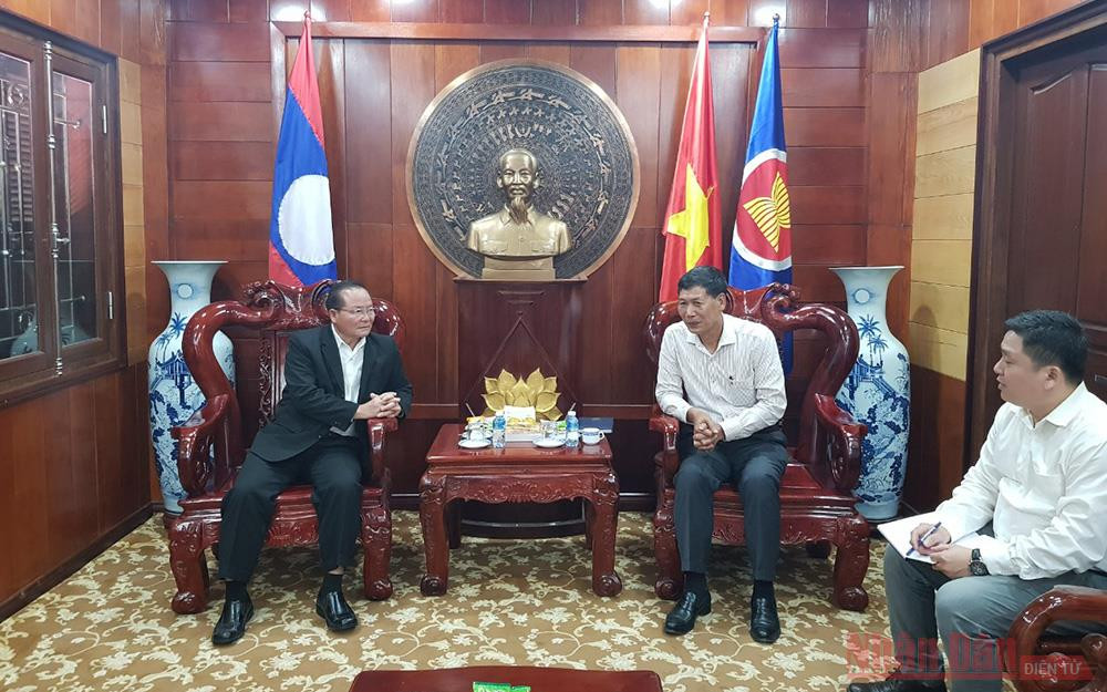 Tổng Lãnh sự Nguyễn Đăng Hùng (phải) cảm ơn tấm lòng chân thành của Đảng bộ, chính quyền và nhân dân tỉnh Oudomxay. Oudomxay, Lào ủng hộ miền trung Việt Nam khắc phục hậu quả lũ lụt -0