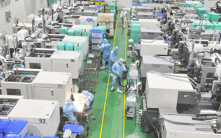 Sản xuất thiết bị y tế xuất khẩu trên dây chuyền sản xuất hiện đại trong Khu chế xuất Tân Thuận, quận 7 (TP Hồ Chí Minh). Mở cửa từng bước, bảo đảm an toàn phòng dịch -0