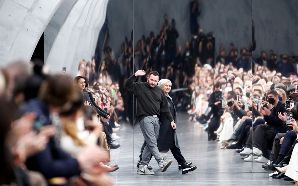 Kim Jones và Silvia Venturini Fendi tại show diễn. Tuần lễ thời trang Milan khai trương với chất liệu voan và tweet -0