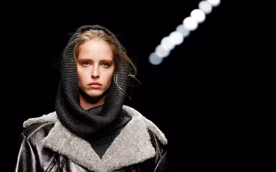 Tuần lễ thời trang Milan khai trương với chất liệu voan và tweet -0