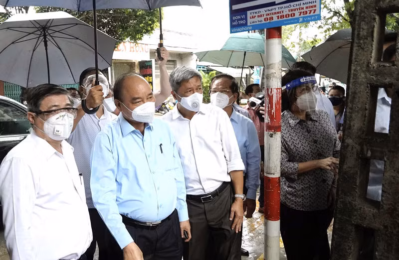 Chủ tịch nước Nguyễn Xuân Phúc thăm người dân trong khu phong tỏa tại thị trấn Hóc Môn, huyện Hóc Môn, TP Hồ Chí Minh. (Ảnh: PHẠM NGUYỄN)