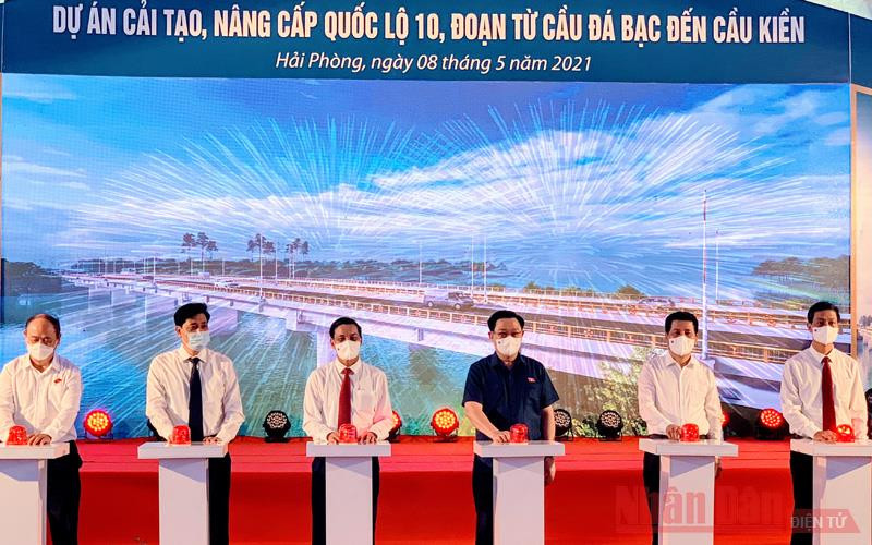 Chủ tịch Quốc hội Vương Đình Huệ cùng các đại biểu nhấn nút khởi công công trình cải tạo, nâng cấp quốc lộ 10.