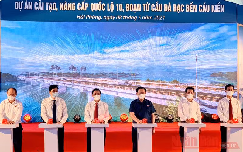 Chủ tịch Quốc hội Vương Đình Huệ cùng các đại biểu nhấn nút khởi công công trình cải tạo, nâng cấp quốc lộ 10.