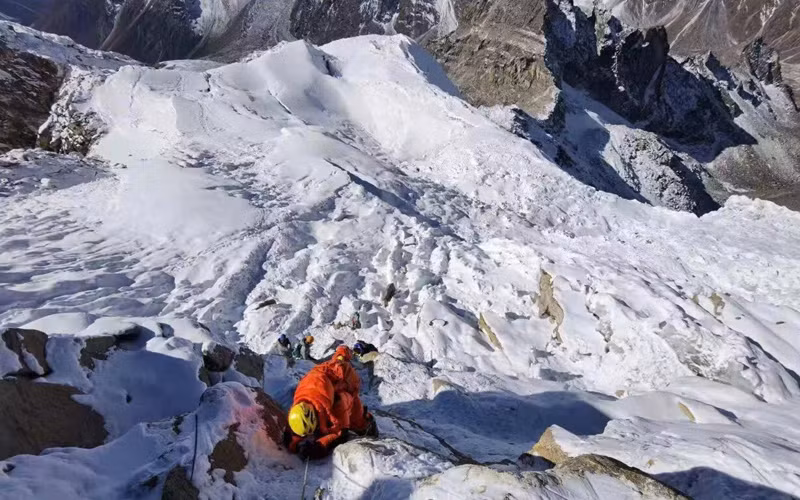 Người khiếm thị châu Á đầu tiên chinh phục “Nóc nhà thế giới” -0