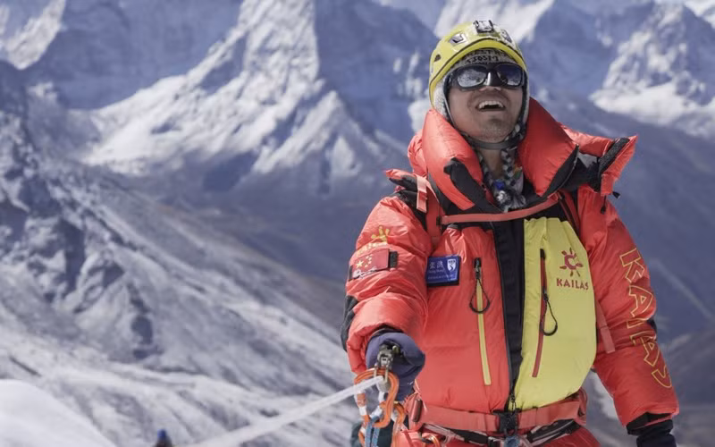 Ông Zhang Hong đã trở thành người khiếm thị châu Á đầu tiên chinh phục đỉnh Everest (Ảnh: REUTERS)